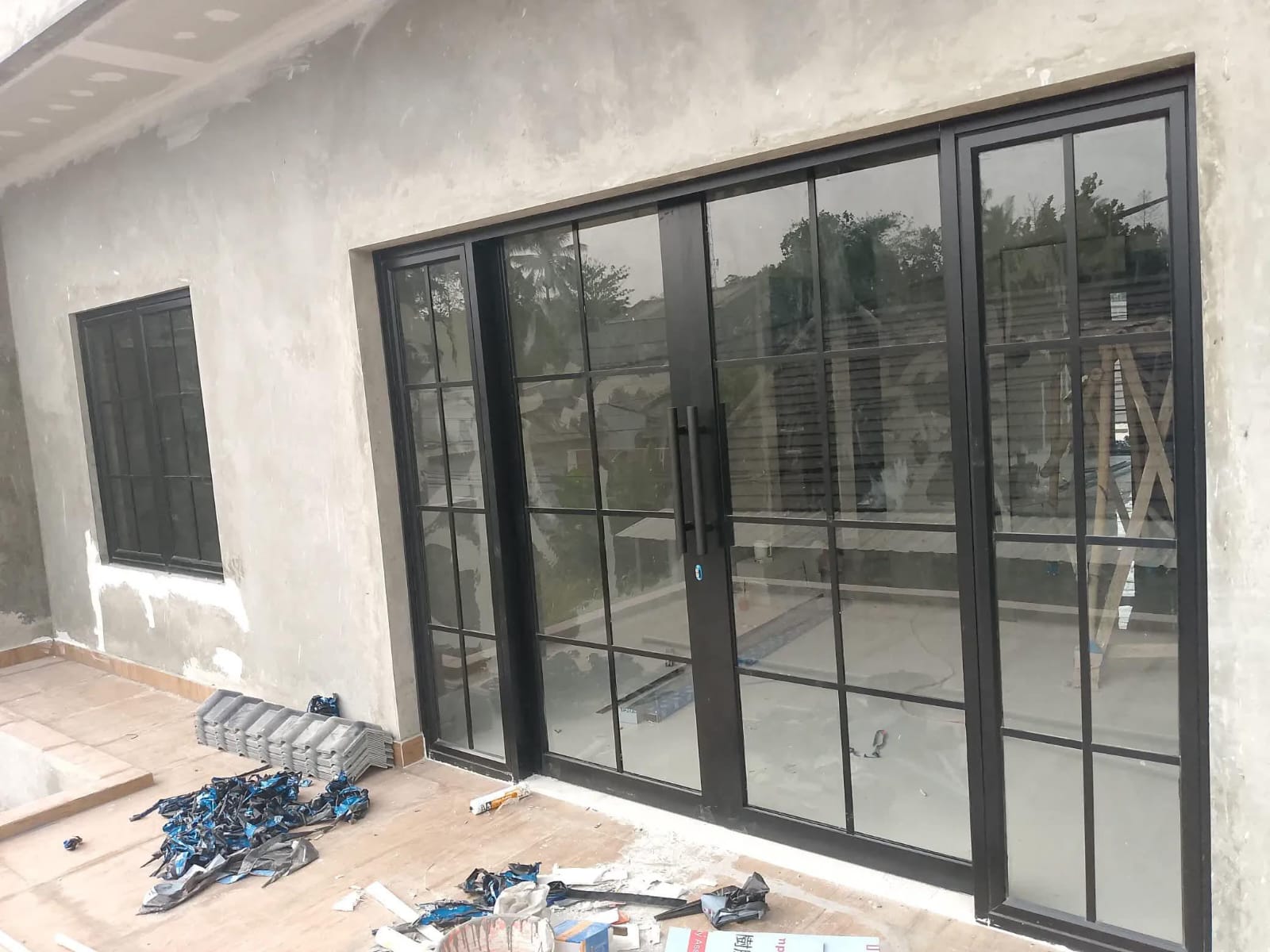Pintu dan jendela grid hitam di proyek bangunan
